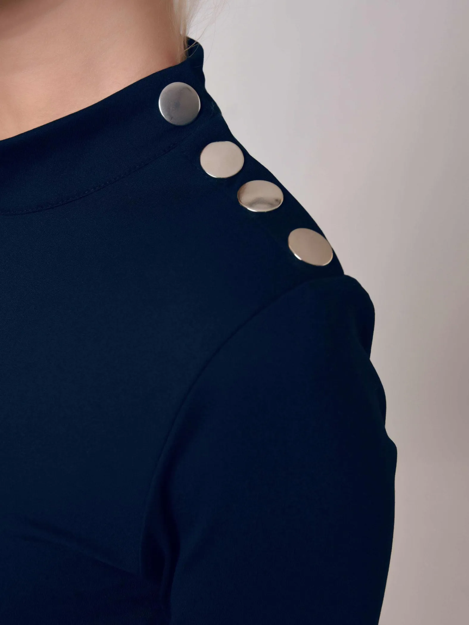Vestido entallado con botones plateados, estilo oficial