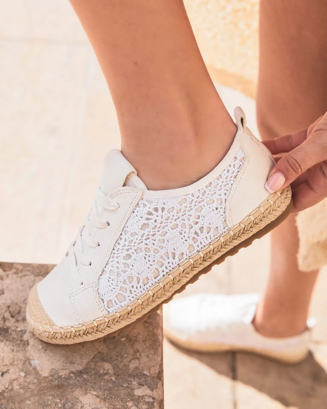 ZAPATILLAS DE MUJER ESTILO ALPARGATAS BLANCAS CON CORDONES  ANASTASIA