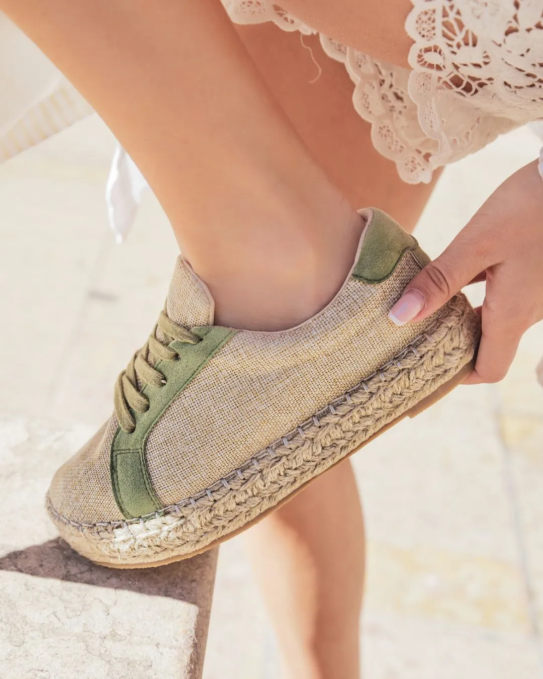 ZAPATILLAS DE MUJER ESTILO ALPARGATAS EN BEIGE Y CAQUI CON CORDONES  JENNIFER