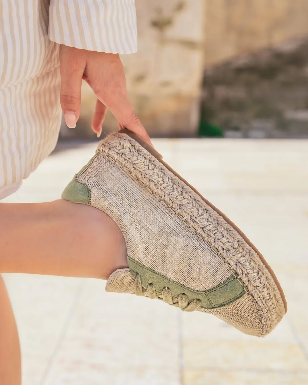 ZAPATILLAS DE MUJER ESTILO ALPARGATAS EN BEIGE Y CAQUI CON CORDONES  JENNIFER